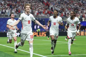 Morgan Rogers căng ngang, Gordon đệm bóng cận thành hạ thủ môn Emiliano Martinez, mở tỷ số 1-0 cho "Tam sư"