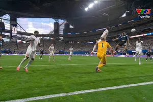 Messi căng ngang vào vòng cấm, Lautaro Martinez đánh đầu giúp Argentina ngược dòng dẫn trước 2-1 ở những phút bù giờ cuối cùng