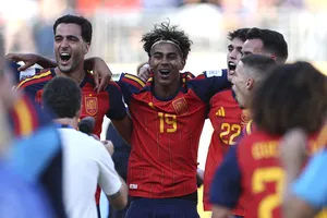 Nico Williams đánh đầu kiến tạo, Ferran Torres tung cú volley hạ thủ môn Martinez, mở tỷ số 1-0 cho Tây Ban Nha