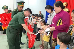 Đại diện BĐBP thành phố và các nhà hảo tâm tặng quà trung thu cho các cháu thiếu nhi trên địa bàn xã Bình Châu, TP. HCM. Ảnh VĂN DANH