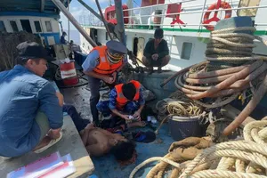 Tổ quân y khẩn trương cấp cứu ngư dân