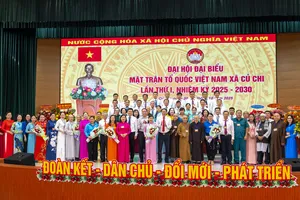 Đại diện lãnh đạo UBMTTQ Việt Nam TPHCM tặng hoa chúc mừng các Ủy viên Ban Chấp hành UBMTTQ Việt Nam xã Củ Chi, nhiệm kỳ 2025-2030