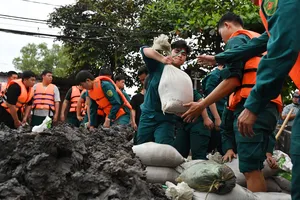 Lực lượng chức năng phường Bình Quới dùng bao đất gia cố xung quanh các điểm tràn tại khu vực rạch Cầu Cống