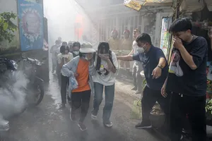 Người dân trong hẻm nhỏ được hướng dẫn di tản ra khỏi vùng nguy hiểm