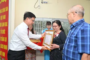 Trao Huy hiệu Đảng đợt ngày 7-11-2025 đến các đảng viên