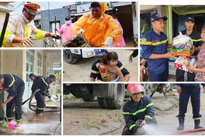 Những hình ảnh đẹp của Công an TPHCM khi về với người dân vùng mưa lũ