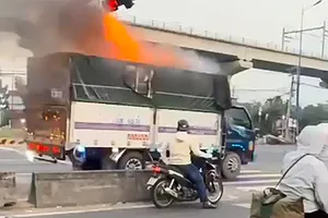 Tài xế nhanh trí lái xe đang cháy đến trụ sở cảnh sát nhờ hỗ trợ