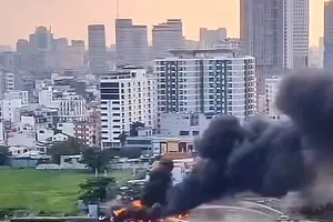 Du thuyền bốc cháy trên sông Sài Gòn