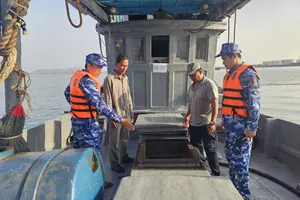 Cảnh sát biển bắt giữ tàu cá chở 40.000 lít dầu DO trái phép