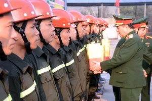 Đại tướng Nguyễn Trọng Nghĩa thăm, tặng quà người lao động một số đơn vị thuộc Binh đoàn 19