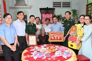 Phó Chủ tịch UBND TPHCM Nguyễn Văn Dũng thăm, chúc tết các gia đình chính sách, hộ nghèo