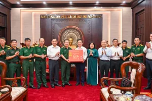 Các đơn vị quân đội, tôn giáo thăm chúc tết Đảng bộ TPHCM