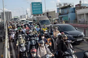 Xe tải đâm vào tấm thép hơn 10 tấn, cửa ngõ phía Nam TPHCM ùn tắc kéo dài