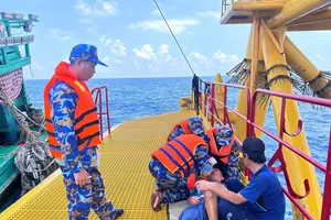 Nhà giàn DK 1/11 kịp thời cấp cứu ngư dân gặp nạn trên biển