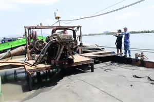 Bắt tàu vận chuyển 600m³ cát không rõ nguồn gốc