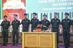 Đại diện các cơ sở Đoàn trực thuộc Trung đoàn Gia Định ký kết giao ước thi đua dưới sự chứng kiến của Đảng ủy, Chỉ huy đơn vị