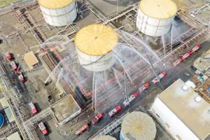 Diễn tập khống chế đám cháy bể dầu ở nhà máy nhiệt điện