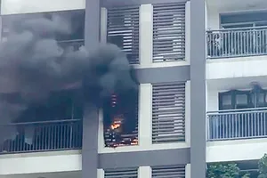 Kịp thời dập tắt đám cháy ở chung cư cao 45 tầng