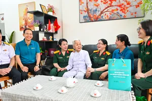 TPHCM: Thăm, tặng quà người có công trong chương trình “Chuyến bay màu xanh”