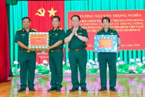 Đại tướng Nguyễn Trọng Nghĩa tặng quà cho Trung đoàn 10