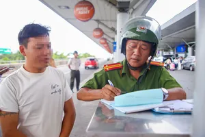 Siết chặt trật tự, xử lý xe dừng đỗ sai quy định tại sân bay Tân Sơn Nhất