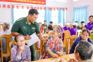 Ấm tình quân dân nơi cửa biển Long Hòa