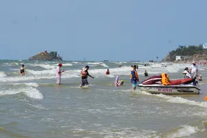 Phường Vũng Tàu: Bãi Sau đã sạch sâu biển và sứa, khách nghỉ lễ bắt đầu đổ về