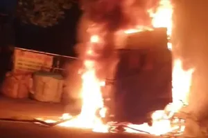 Kịp thời phân luồng giao thông, xử lý hiện trường vụ xe đầu kéo bốc cháy