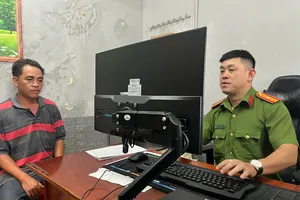 Xác minh vụ người đàn ông dùng ghế nhựa tấn công CSGT