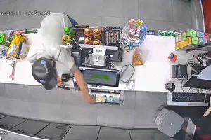 Bắt đối tượng cầm vật giống súng cướp tiền ở cửa hàng tiện lợi