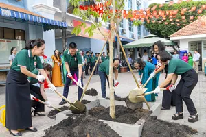 Đại biểu trồng cây xanh trong khuôn viên trường THCS Trần Văn Ơn