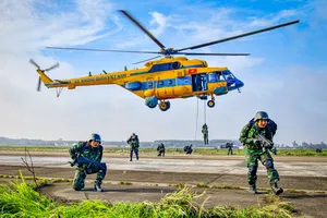 Cận cảnh chiến sĩ đặc công, trinh sát đặc nhiệm nhảy dù ở độ cao 800m