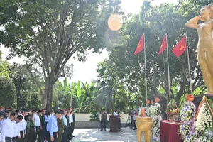 Chủ tịch Quốc hội Trần Thanh Mẫn dâng hương tưởng nhớ Anh hùng liệt sĩ Võ Thị Sáu