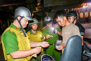 Màu áo xanh giữ bình yên Thành phố