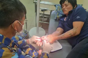 Quân Y Nhà giàn DK1/12 khâu vết thương cho ngư dân