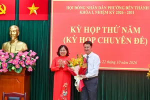 Đồng chí Nguyễn Trường Nhật Phượng tặng hoa chúc mừng Chủ tịch UBND phường Bến Thành