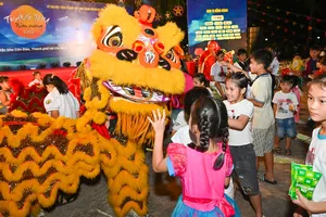 “Trăng thu biên cương” đến với thiếu nhi Côn Đảo