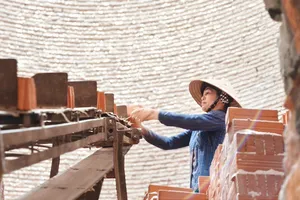 Nghề làm gạch bên dòng Cổ Chiên