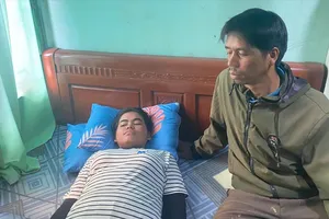 Gia đình nghèo chật vật lo tiền chữa bệnh cho con gái