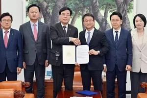 Lãnh đạo đảng Dân chủ cầm quyền và đảng đối lập Sức mạnh Nhân dân đạt thỏa thuận về dự luật ngân sách bổ sung. Ảnh: YONHAP
