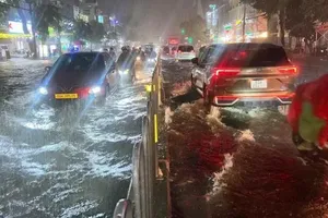 Ngập ở đường Tên Lửa, phường Bình Trị Đông. Ảnh: QUỐC HÙNG