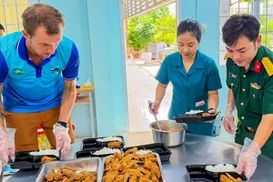 Người Nga nấu cơm Việt cho bếp 0 đồng