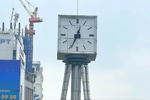 Đồng hồ tại vòng xoay Điện Biên Phủ chạy sai giờ