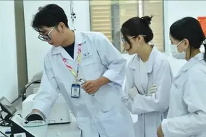 Các nhà khoa học trẻ chương trình VNU-350 của ĐHQG TPHCM làm việc tại phòng thí nghiệm Trường ĐH Khoa học Tự nhiên. Ảnh: THANH HÙNG