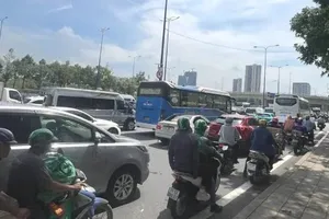 Phương tiện nối đuôi nhau nhích từng chút trên đường Mai Chí Thọ. Ảnh: QUỐC HÙNG