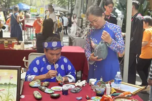 Vẽ sắc màu cuộc sống từ những viên đá cuội