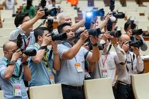 Các phóng viên tác nghiệp tại kỳ họp thứ nhất, Quốc hội khóa XVI. Ảnh: KHIẾU MINH