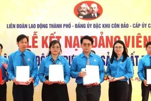TPHCM kết nạp các công nhân, lao động ưu tú vào hàng ngũ của Đảng dịp 3-2-2026. Ảnh: THÁI PHƯƠNG