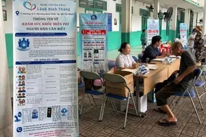 Người dân phường Bình Thới đăng ký khám sức khỏe tại điểm khám trên địa bàn. Ảnh: THÀNH SƠN