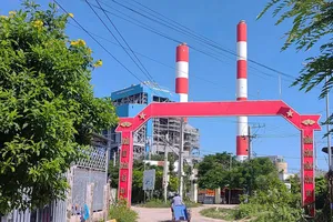 Sống sát nhà máy điện, người dân mong được di dời